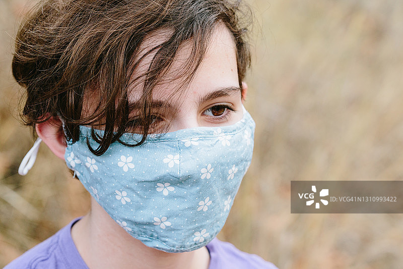 疫情期间戴口罩的短发少女图片素材
