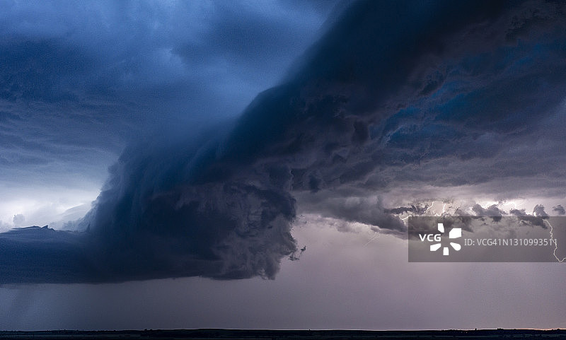 日出时分，暴风雨来临前的彩色云彩图片素材