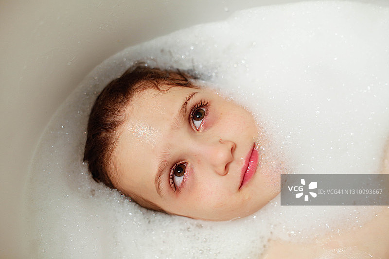 俯视：浴缸里快乐的男孩图片素材