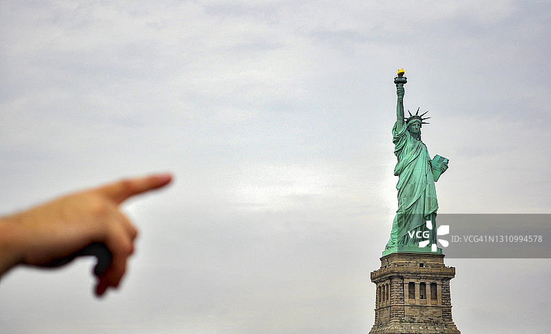 手指指向自由女神像图片素材