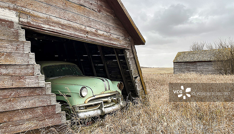 停放在农场棚屋里的收藏车图片素材