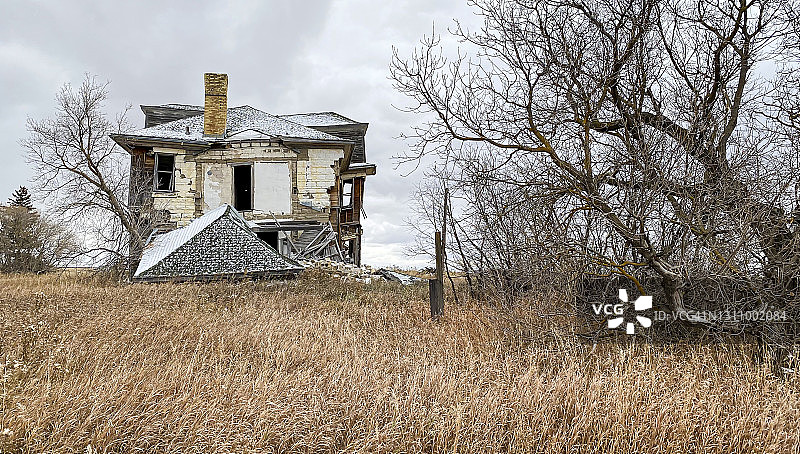 一栋濒临倒塌的农舍图片素材