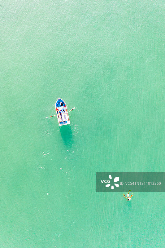 清澈碧绿海水中渔船航拍图片素材