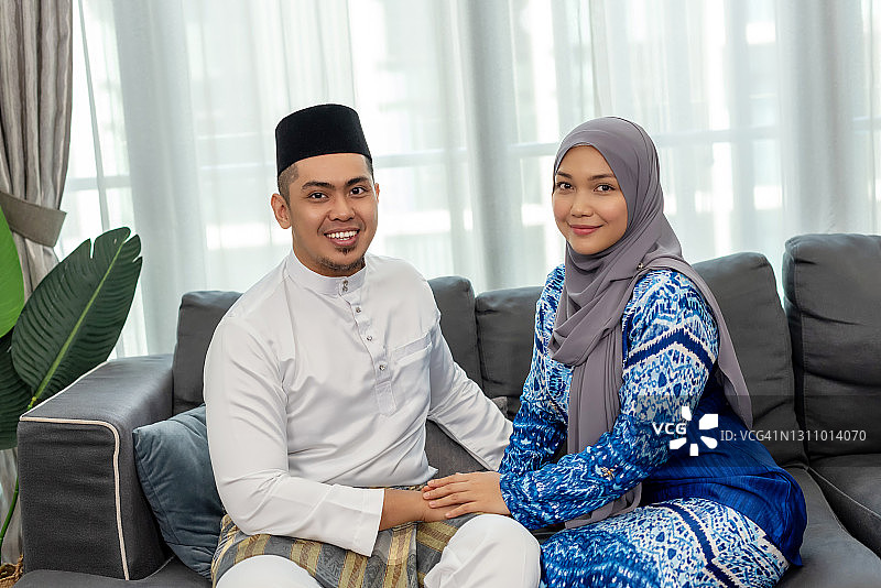 马来夫妇的马来服装：头巾、巴aju Kurung、Songkok、巴aju Melayu图片素材