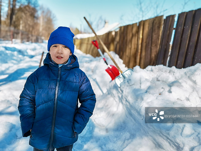 人像：阳光明媚的三月天，乡村地区里微笑的男孩图片素材
