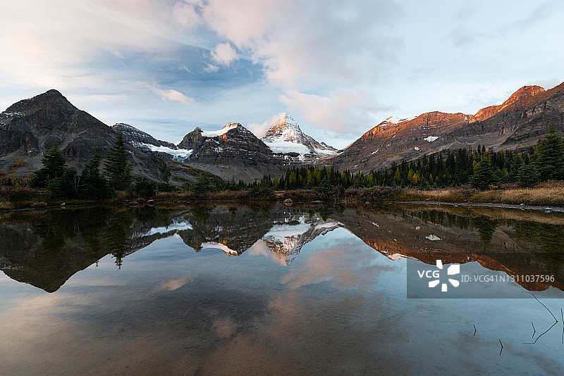 阿西尼博因山倒影图片素材