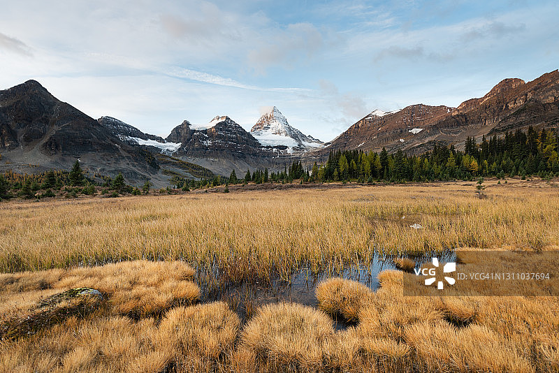 秋日阿西尼博因山图片素材