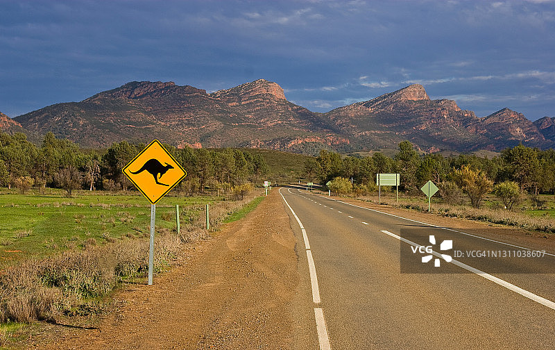 袋鼠警告路标。威尔彭纳磅。南澳大利亚州。图片素材