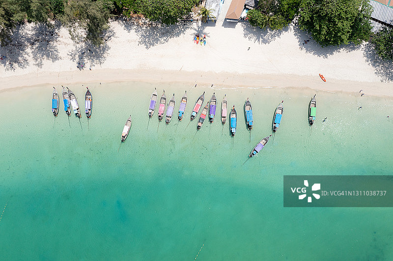泰国普吉岛，停靠在沙滩上的色彩鲜艳的传统长尾木船航拍图图片素材