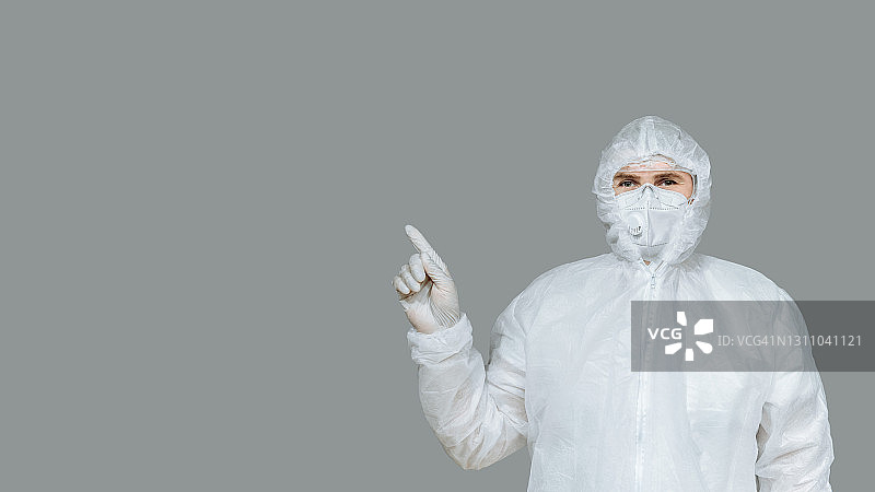 穿防护服的男科学家展示广告标志banner图片素材