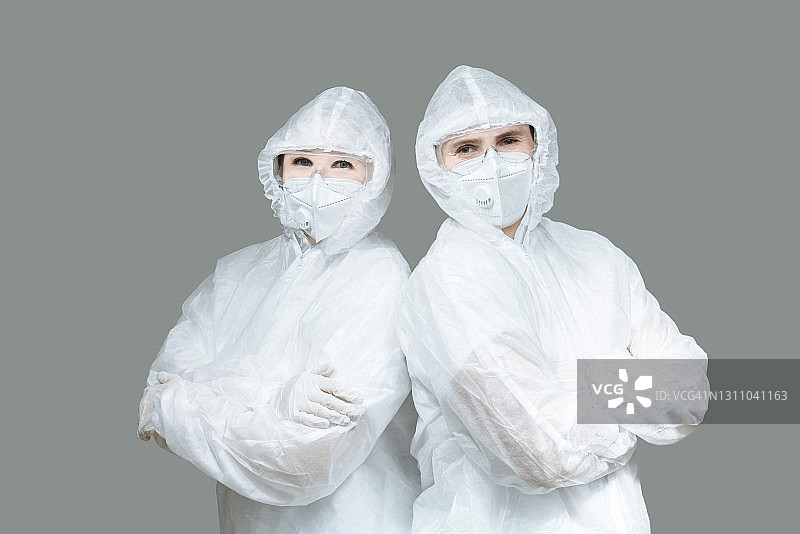 戴防护面罩的两名男子图片素材