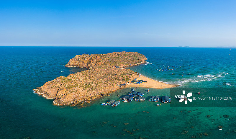 Nhon Hai海滩上的Hon Kho岩石岛图片素材