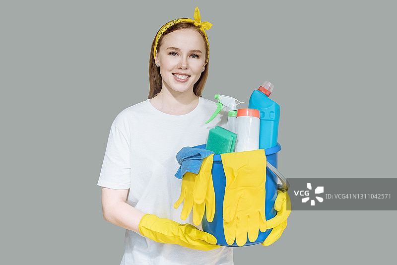 笑容灿烂的年轻清洁女工图片素材