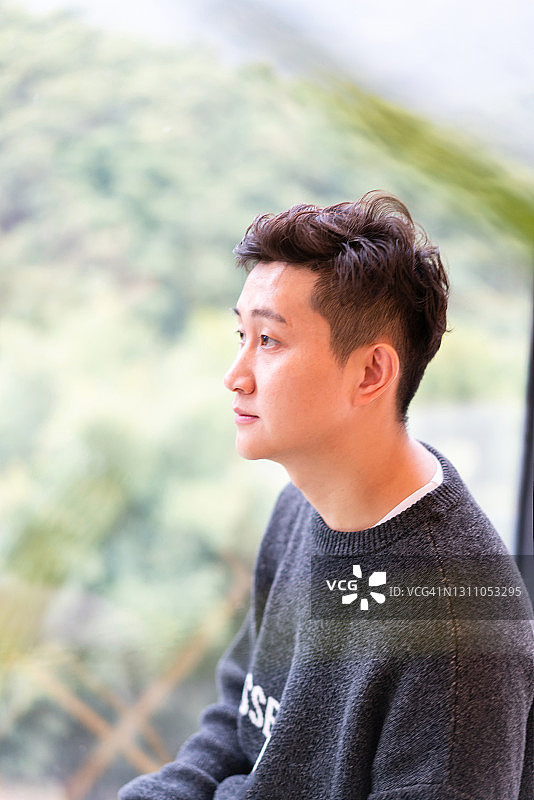 孤独的男人在度假时度过周末图片素材