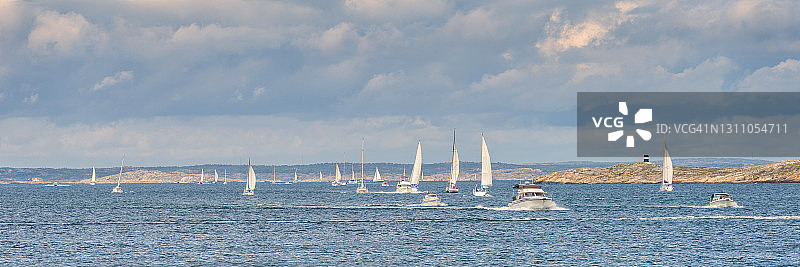 在瑞典海岸线航行图片素材