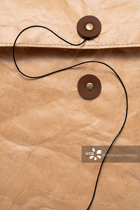 打开的复古风格牛皮纸信封图片素材