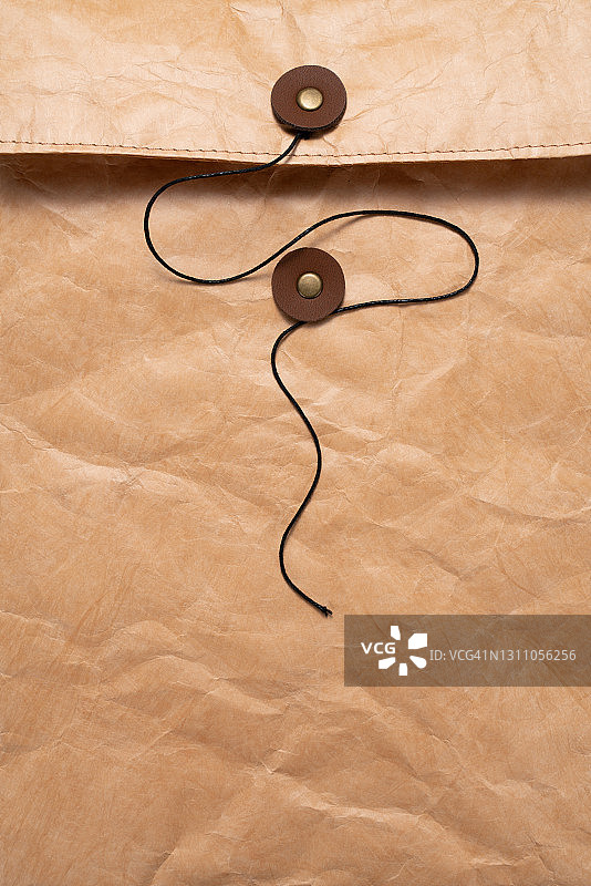 打开的复古风格牛皮纸信封图片素材