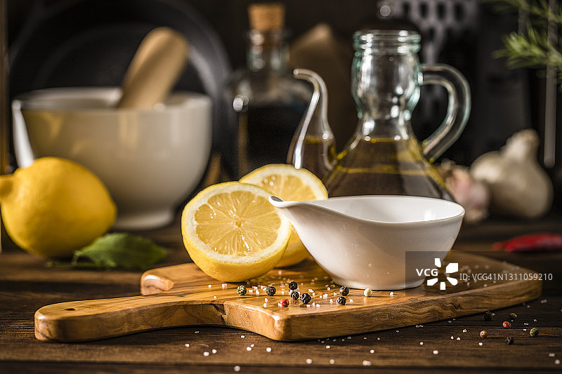 乡村木桌上的柠檬油醋汁调味汁图片素材