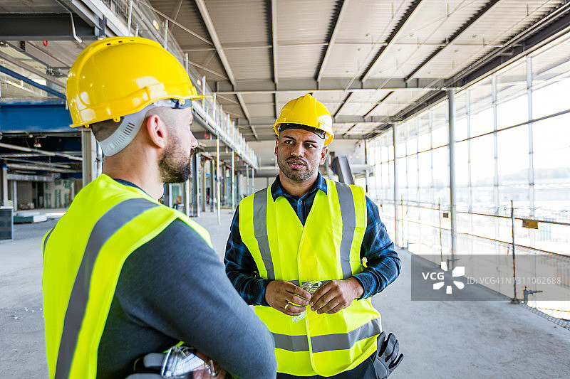 室内施工现场的建筑工人图片素材