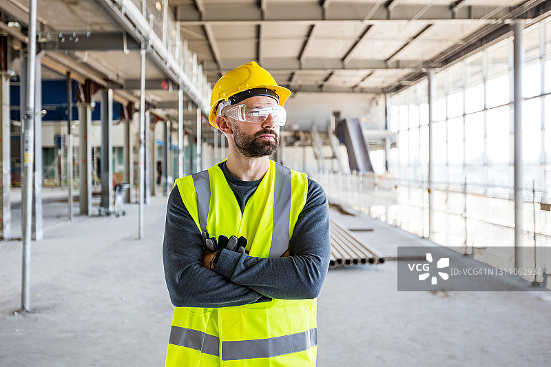室内建筑工地的建筑工人图片素材