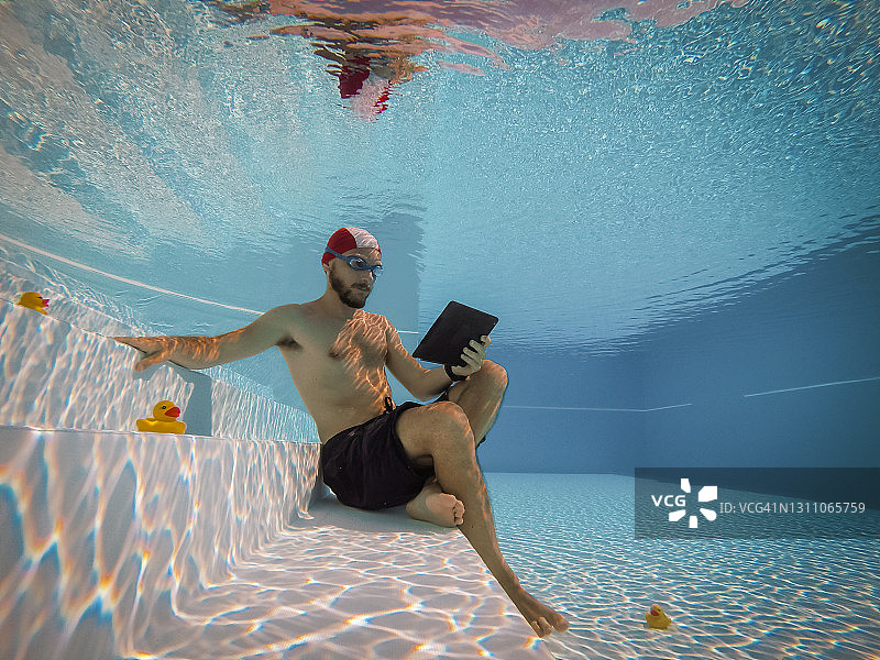 过于认真的工作狂：男子假期在水下工作图片素材