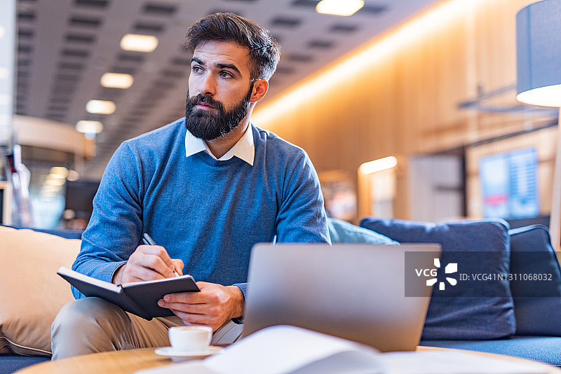 商人在办公室写笔记图片素材