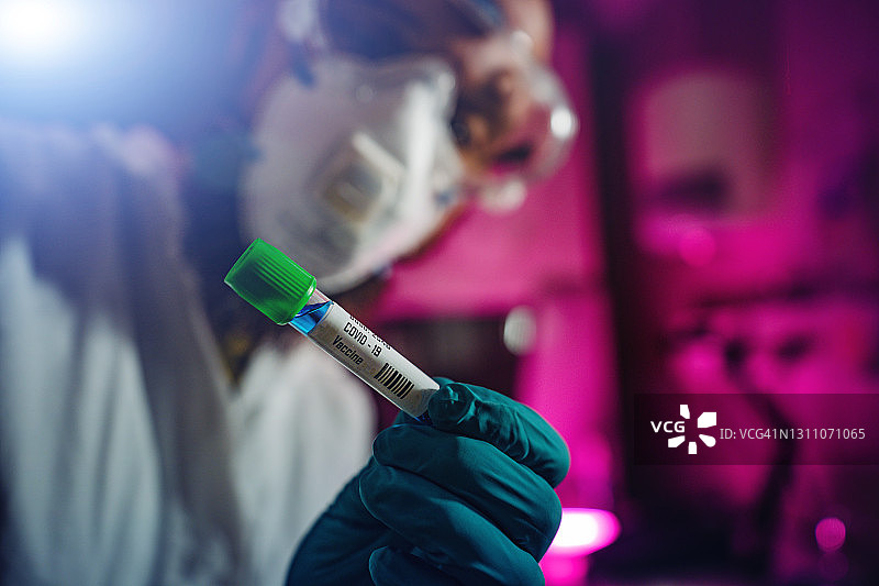 研究人员在实验室工作：研发新冠疫苗图片素材