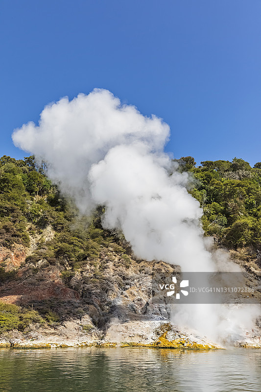 海滩上的烟雾图片素材
