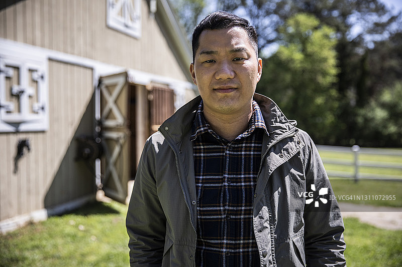 谷仓前年轻男人的肖像图片素材