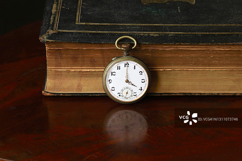 旧书和古董怀表的影棚照片图片素材