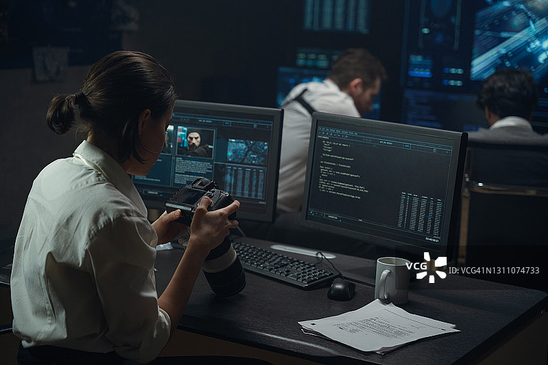 一位身穿白色衬衫的年轻女人拿着相机图片素材