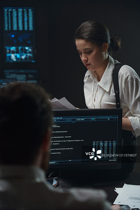 穿着白衬衫的女孩正在阅读纸上的文字图片素材