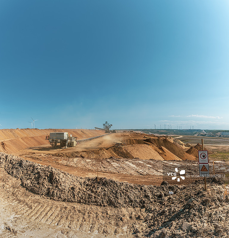 露天矿上方的晴朗蓝天图片素材