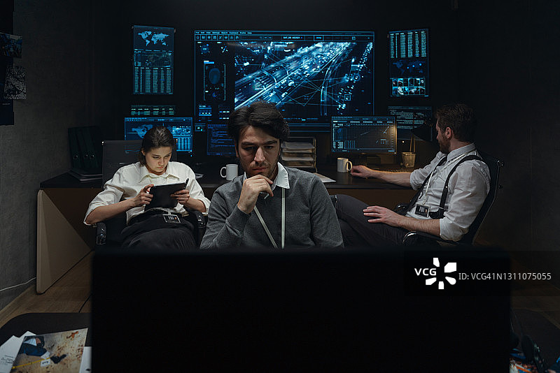 警察研究未破案件的证据图片素材