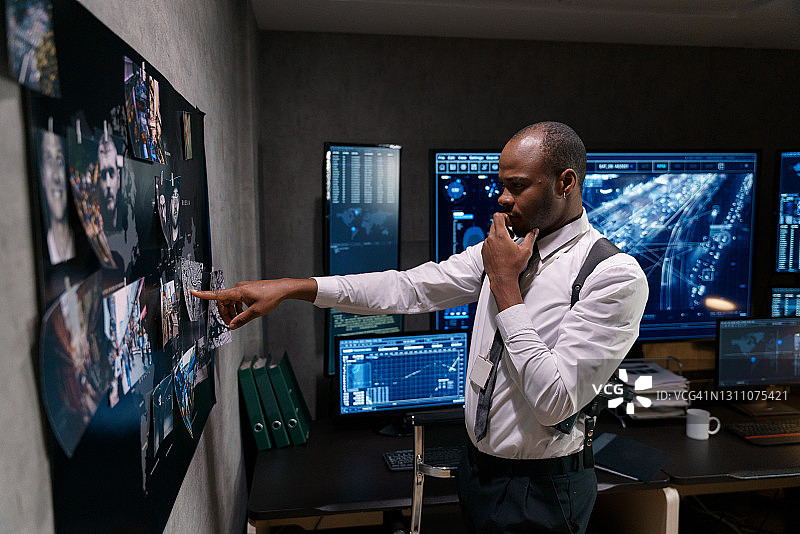 私家侦探深夜办案图片素材