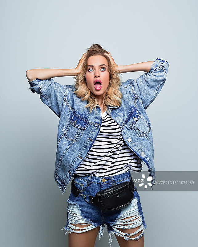 惊讶的现代女性肖像图片素材