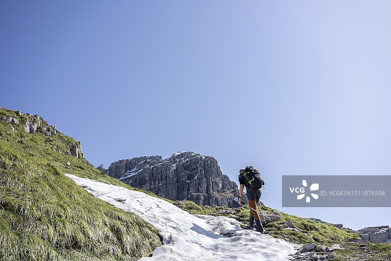 山脊小径上的徒步者图片素材