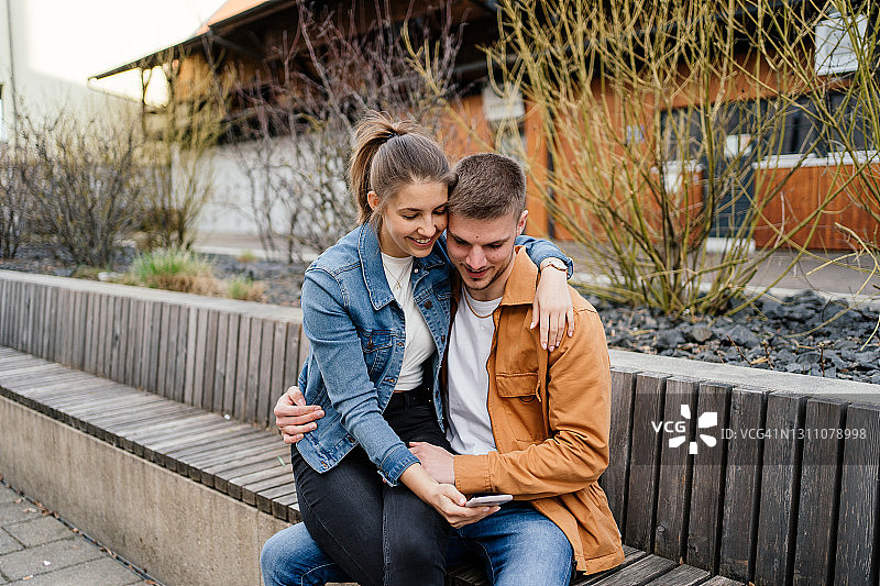 一对年轻夫妇在看智能手机图片素材