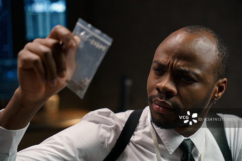 警察检查证物袋的肖像图片素材