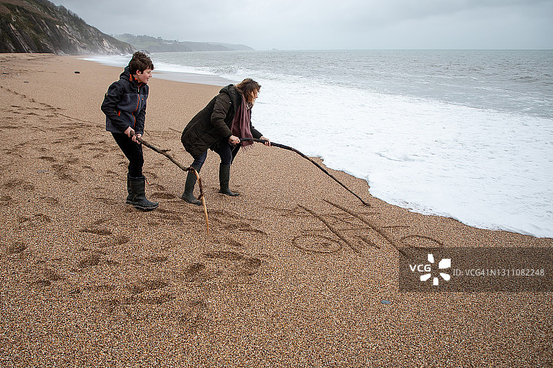 母子亲密玩耍图片素材