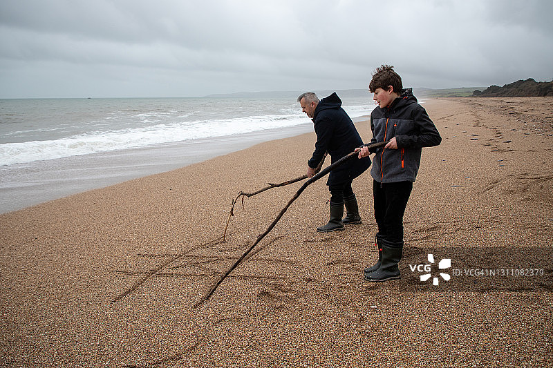 父子一起玩耍图片素材