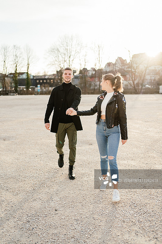 一对酷炫情侣走向镜头图片素材