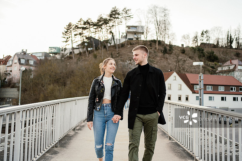 年轻情侣在步行桥上图片素材