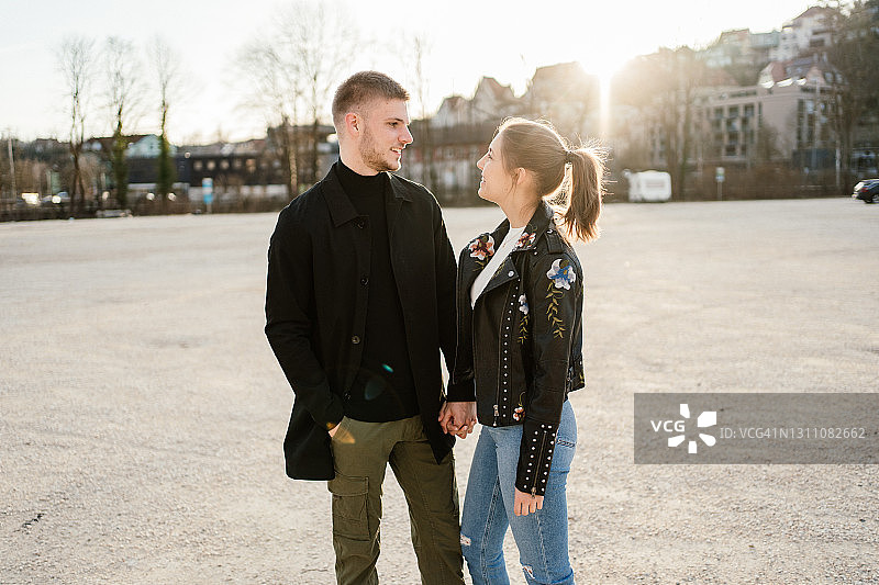 时尚情侣站在停车场图片素材