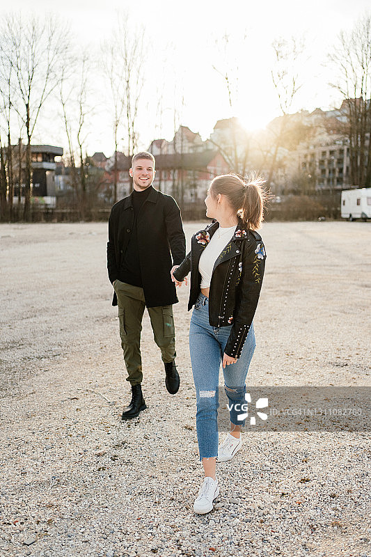 一对酷炫情侣走向镜头图片素材