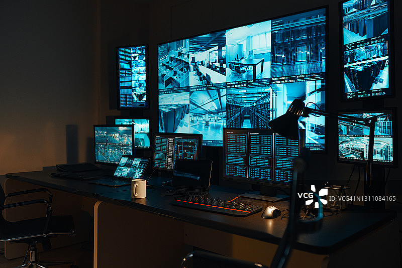配备大型监控屏幕的现代化安保控制室图片素材