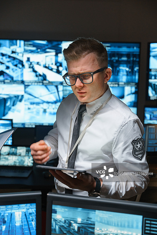 保安认真倾听同事传递的信息图片素材