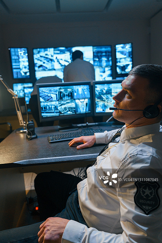 保安人员使用专用耳机进行特别安全连接图片素材