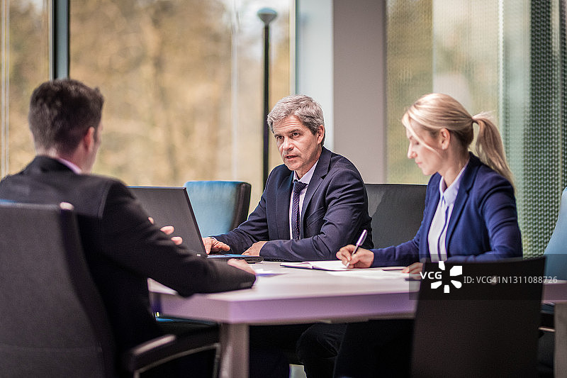 在会议室工作的商务人士图片素材