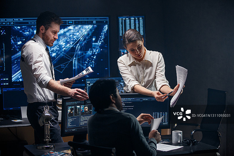 联邦调查局的工作有时不仅是追踪罪犯，还要收集证据、文件、照片和证人陈述。图片素材